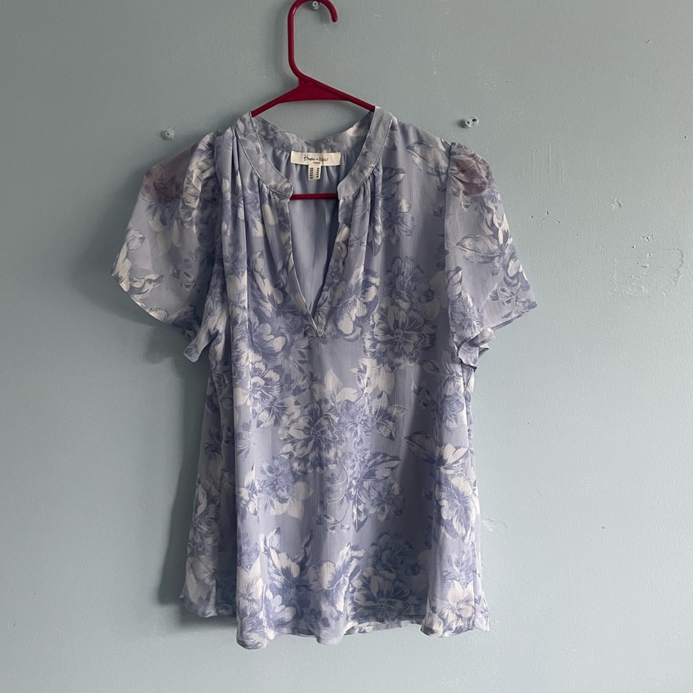 Chic Floral V-Neck Blouse in Light Blue